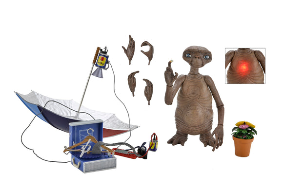 E.T. 40th Anniversary Deluxe Ultimate E.T. with LED Chest 7